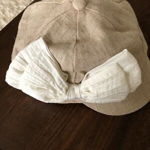 David & Young brimmed cap with white bow accent